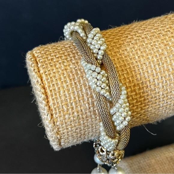 Vintage Memory Wire Wrap Bracelet Gold Tone White Bead Dangle Art Deco Victorian - Picture 4 of 8